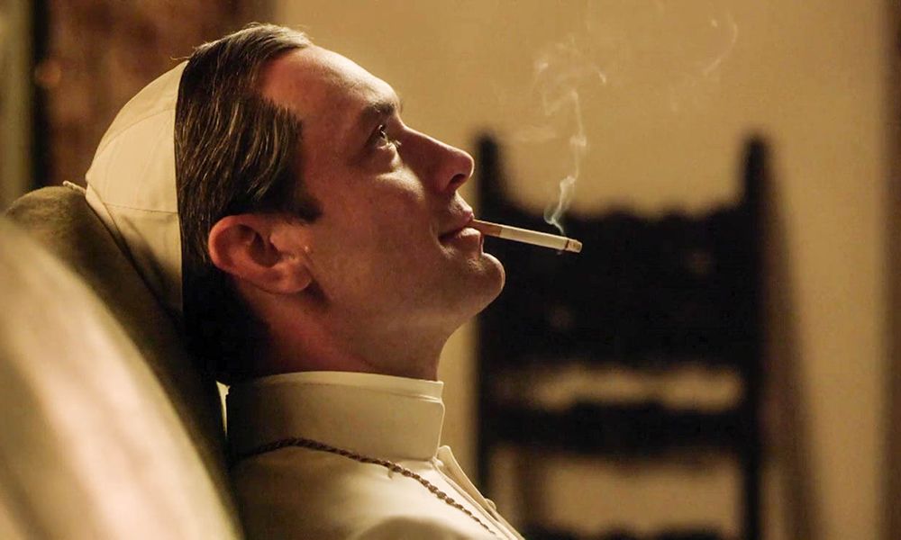 the-young-pope-jude-law-smoking-sorozatajanlo